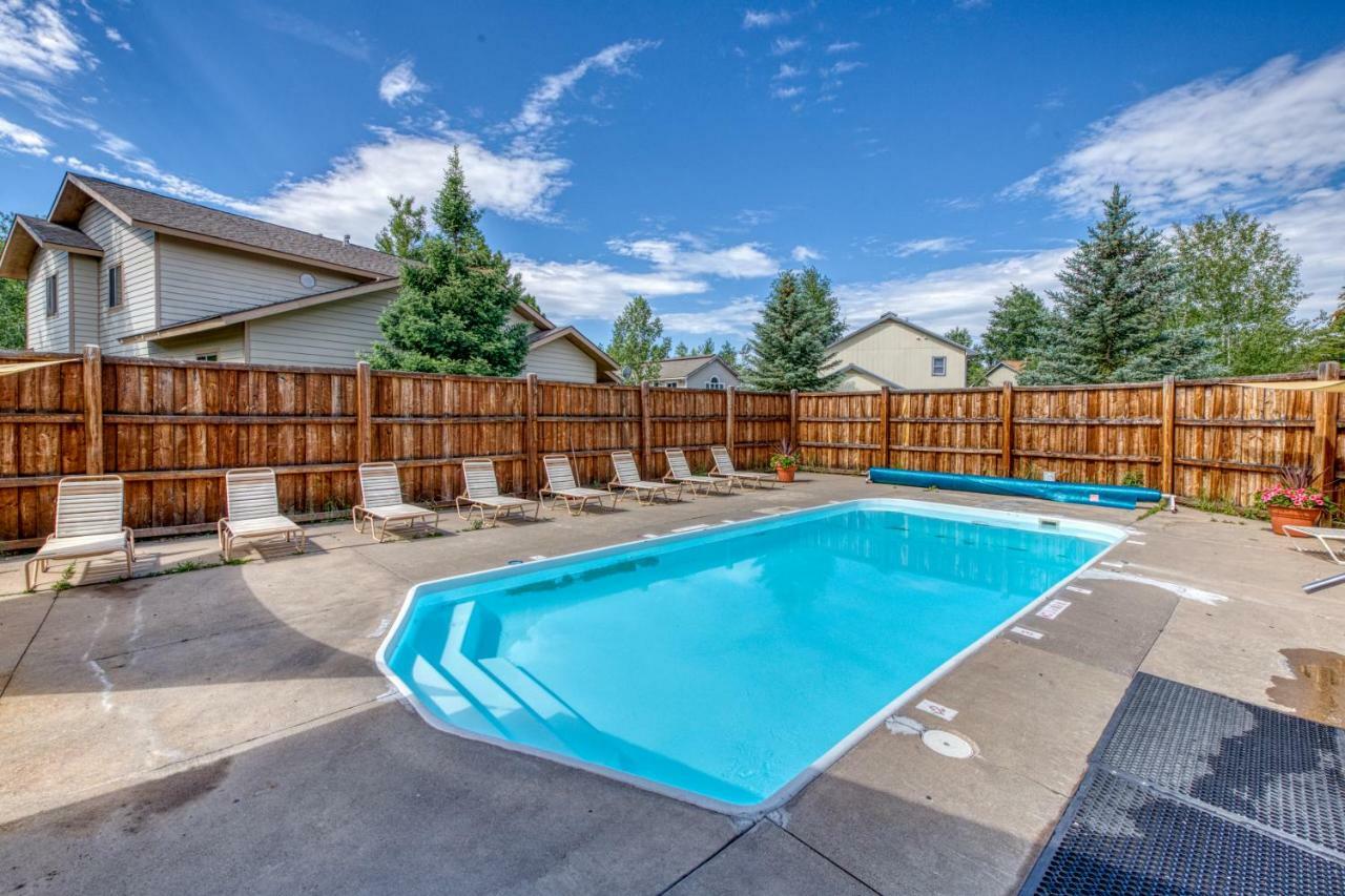 Between The Pines Steamboat Springs Exterior photo